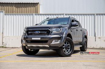 FORD RANGER MO970 GLOSS GREY CENTRE WITH BLACK LIP